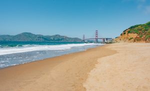 A bela Baker Beach em San Francisco proporciona uma bela vista da ponte Golden Gate. Veja mais fotos no post. #Goldegatebridge #SanFrancisco #BakerBeach