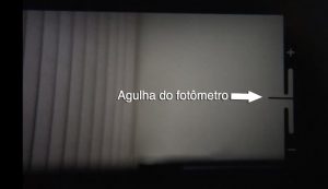 Visor da Pentax K1000, mostrando o fotometro na lateral direita. Aprenda a usar a câmera nesse post, clique para ver!