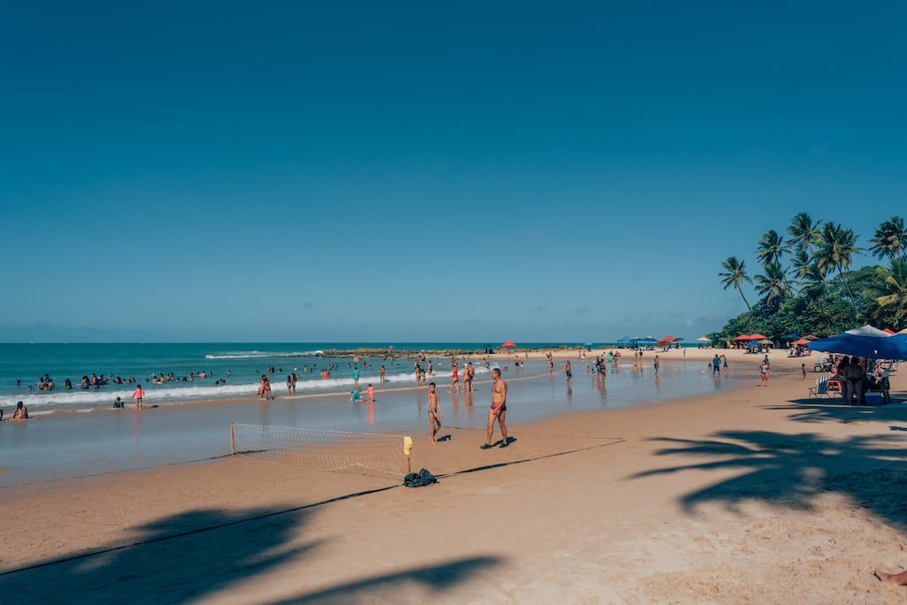 Localizada 35 km ao sul de João Pessoa,  conheça esse lugar belíssimo e tranquilo, ideal para toda família. Possui ótima estrutura de restaurantes, grande faixa de areia com muitos coqueiros e águas calmas e quentes. Saiba mais no post!