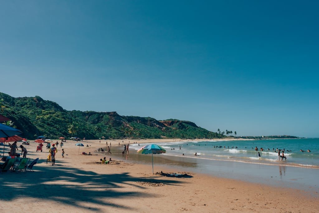A praia de coqueirinho, localizada 35 km ao sul de João Pessoa, é um lugar belíssimo e tranquilo, ideal para toda família. Possui ótima estrutura de restaurantes, grande faixa de areia com muitos coqueiros e águas calmas e quentes. Conheça mais no post!