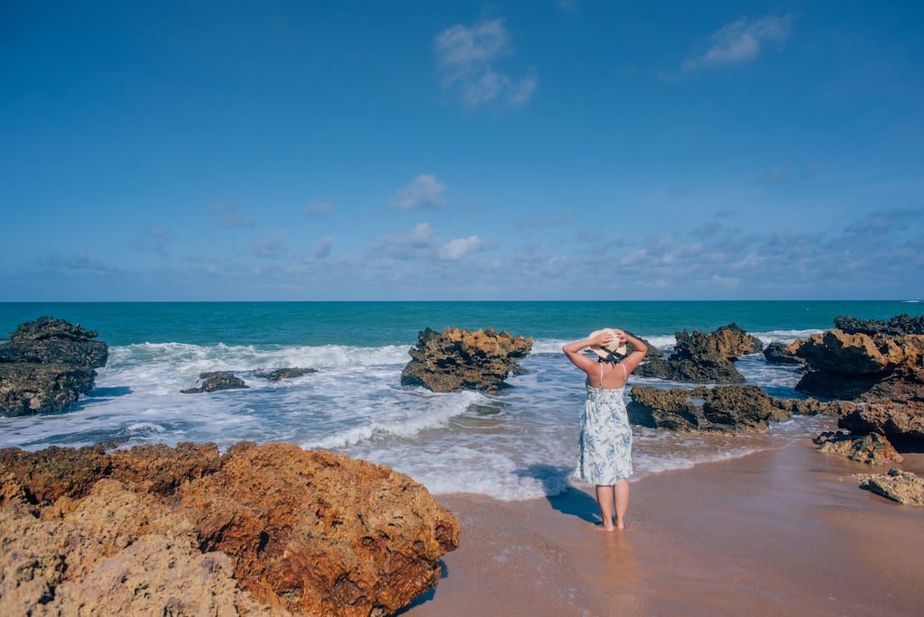 A praia de coqueirinho, localizada 35 km ao sul de João Pessoa, é um lugar belíssimo e tranquilo, ideal para toda família. Possui ótima estrutura de restaurantes, grande faixa de areia com muitos coqueiros e águas calmas e quentes. Conheça mais no post!