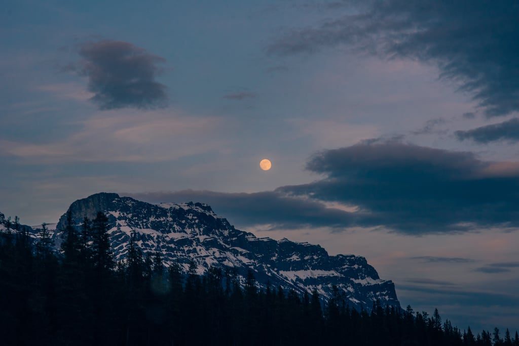 A Lua cheia no fascinou quando nos aproximávamos da cidade de Banff, no Canadá. Mais imagens desse inesquecível passeio no link.